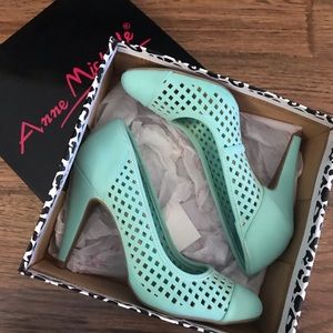 ANNE MICHELLE | Teal Heels
